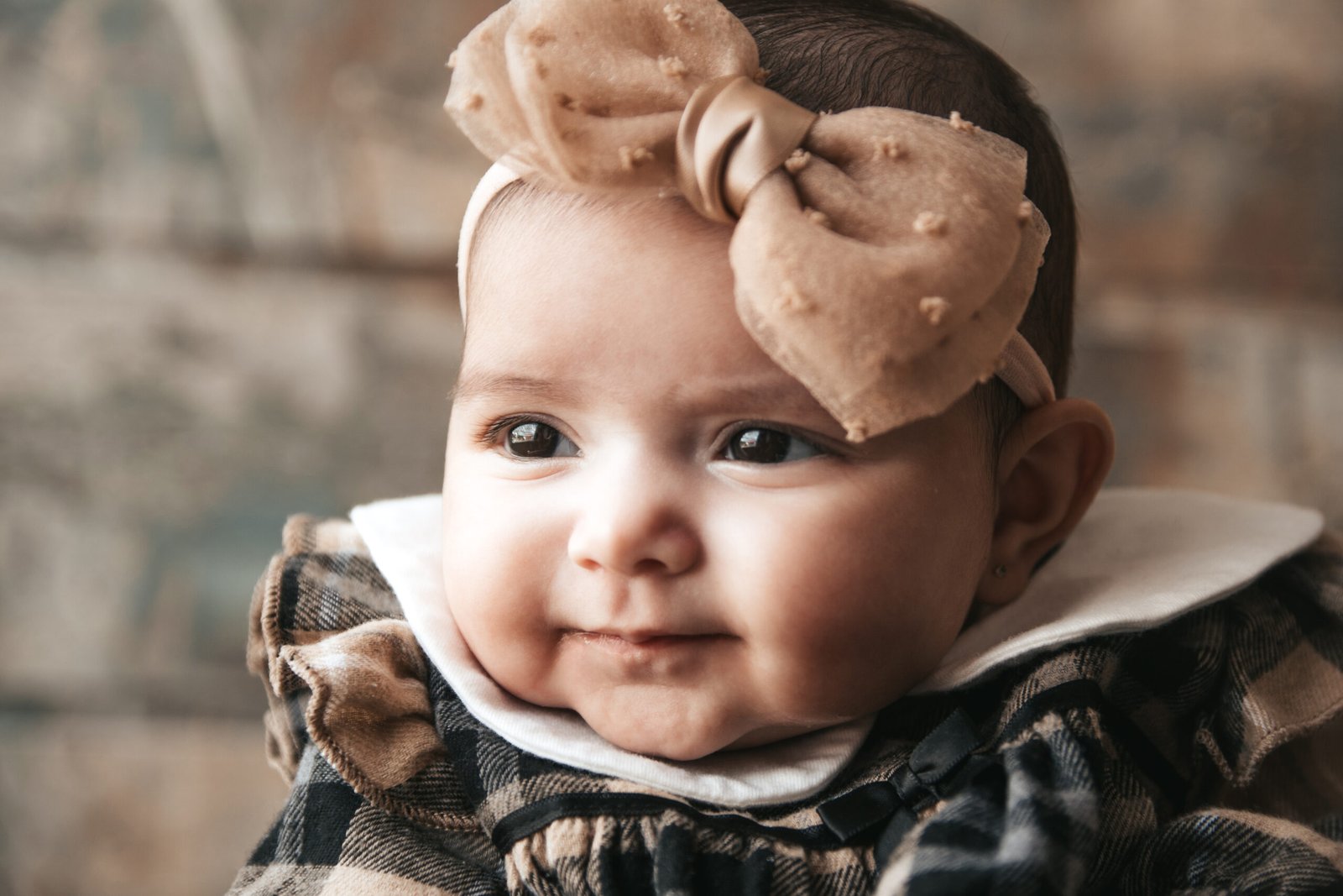 Bebê com roupa vermelha olhando para a câmera