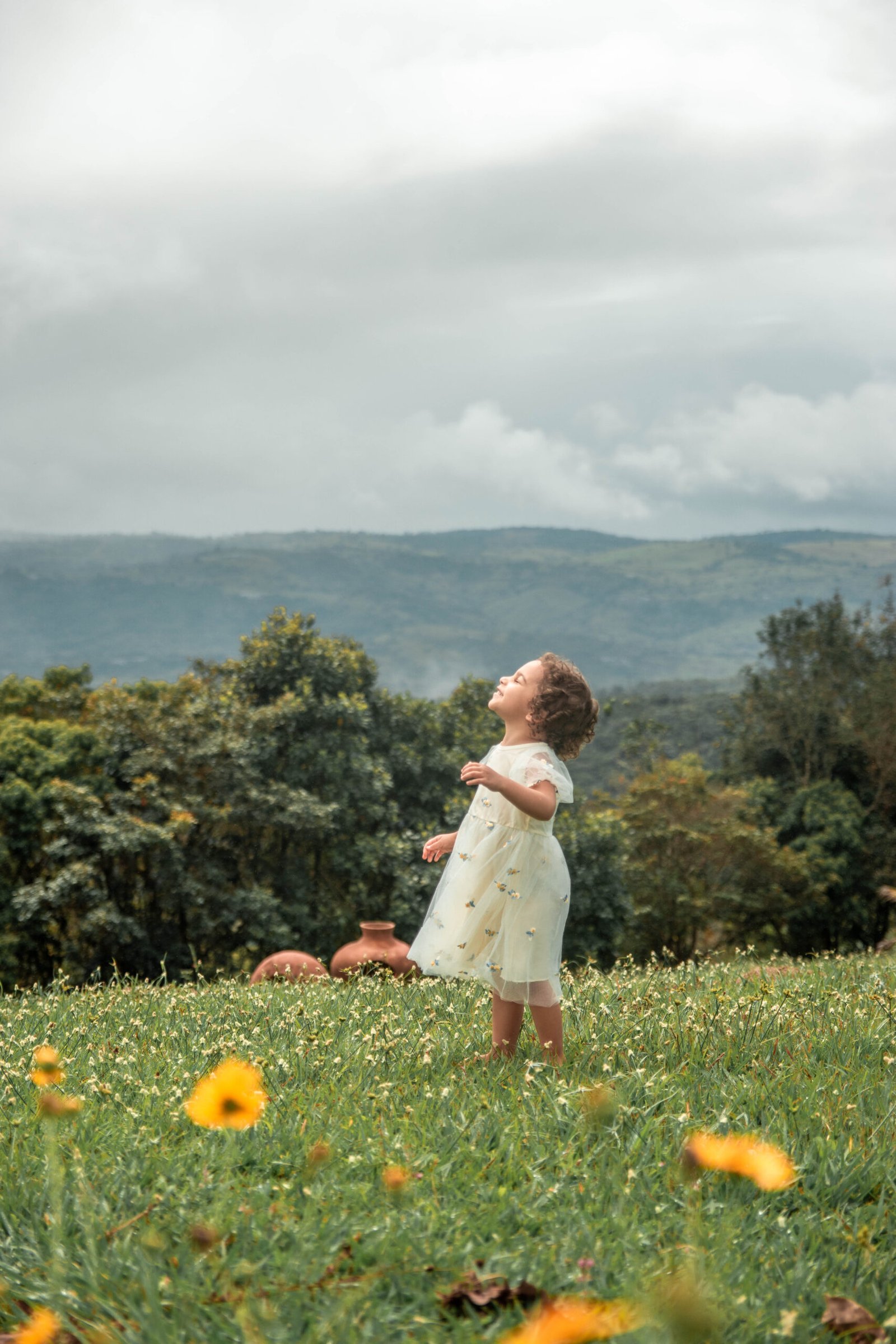 Criança explorando flores