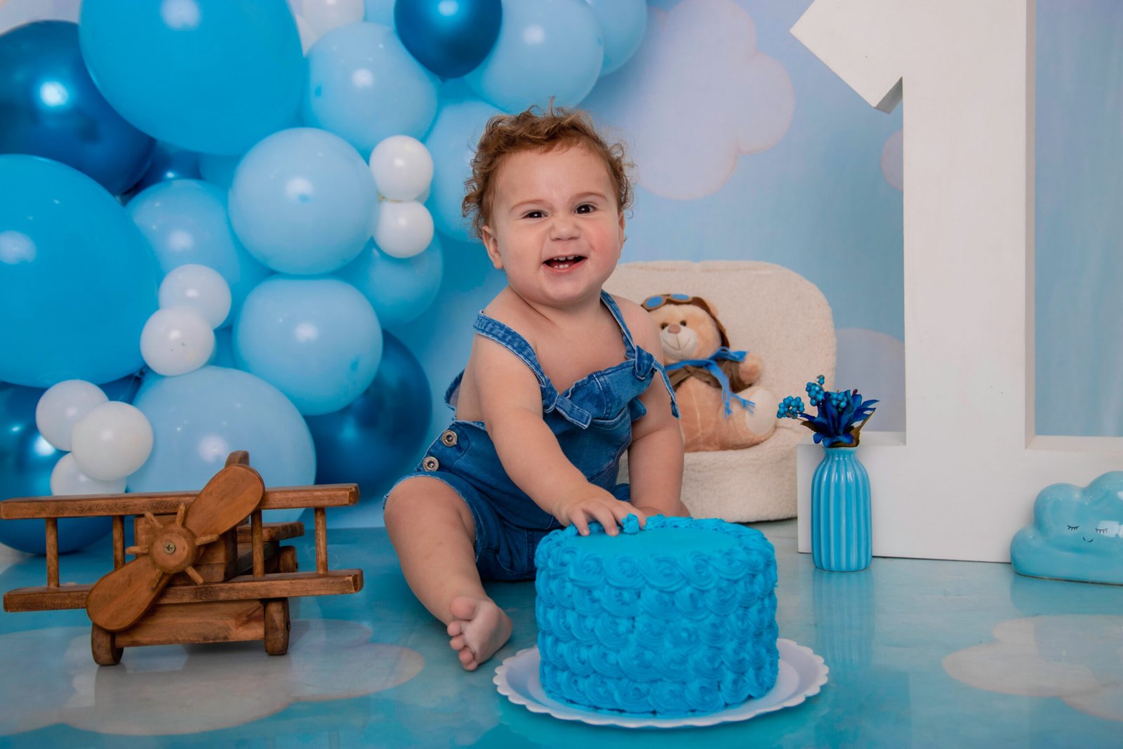 Ensaio Smash The Cake em cenário azul