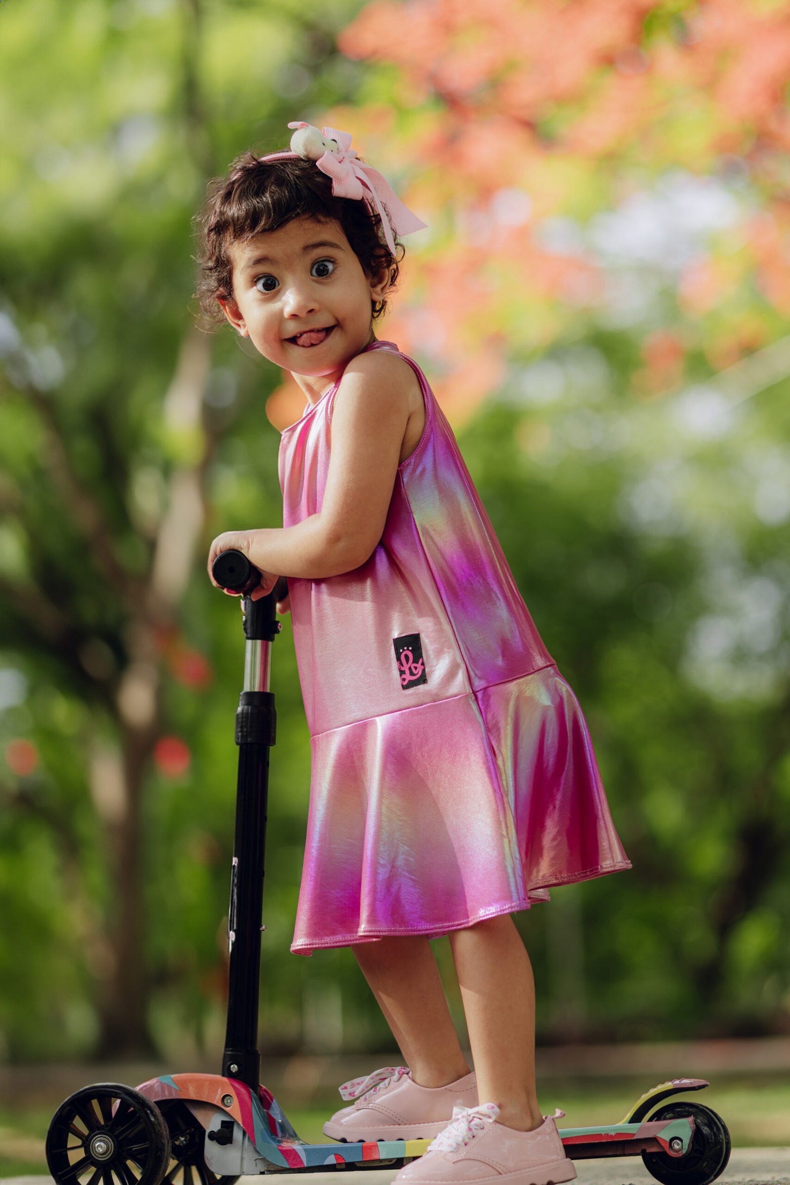 Criança sorrindo no patinete