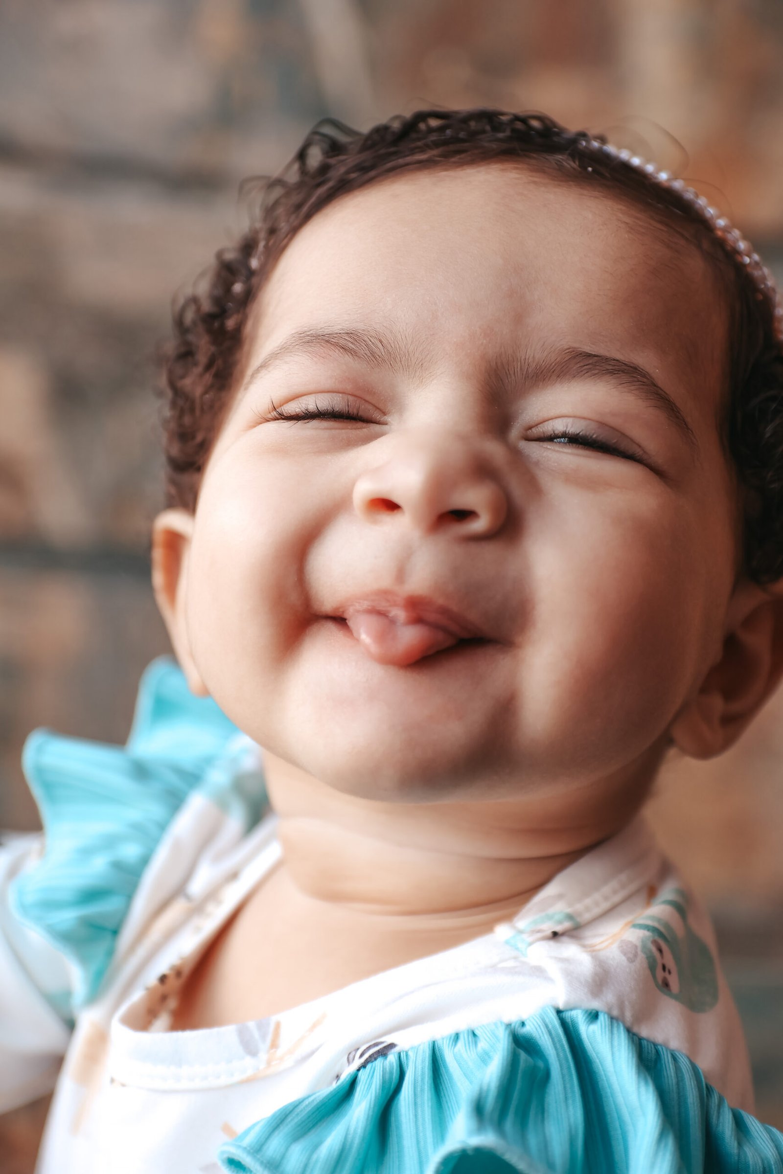 Bebê sorrindo durante ensaio de acompanhamento