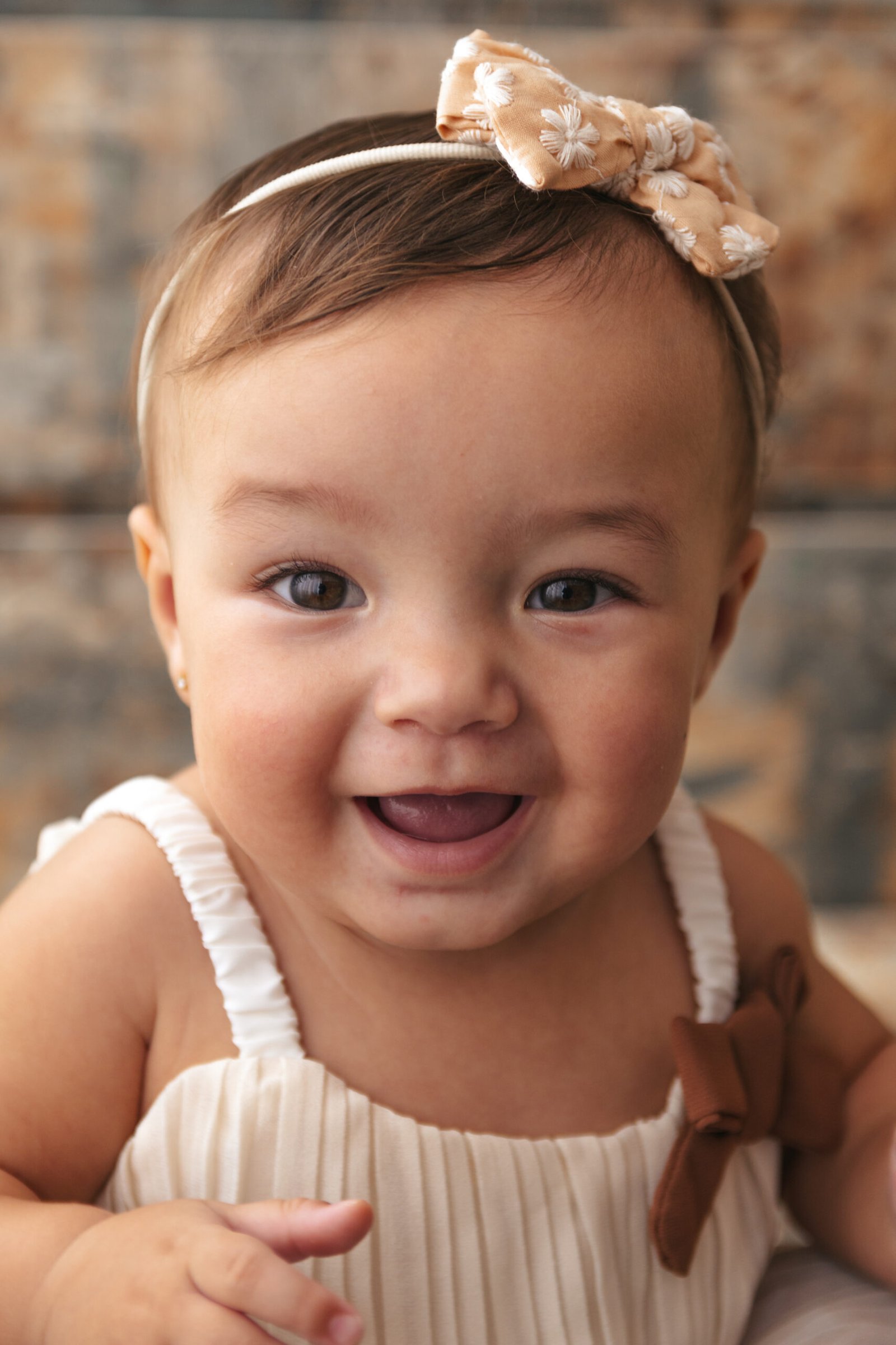 Bebê sorrindo com vestido azul
