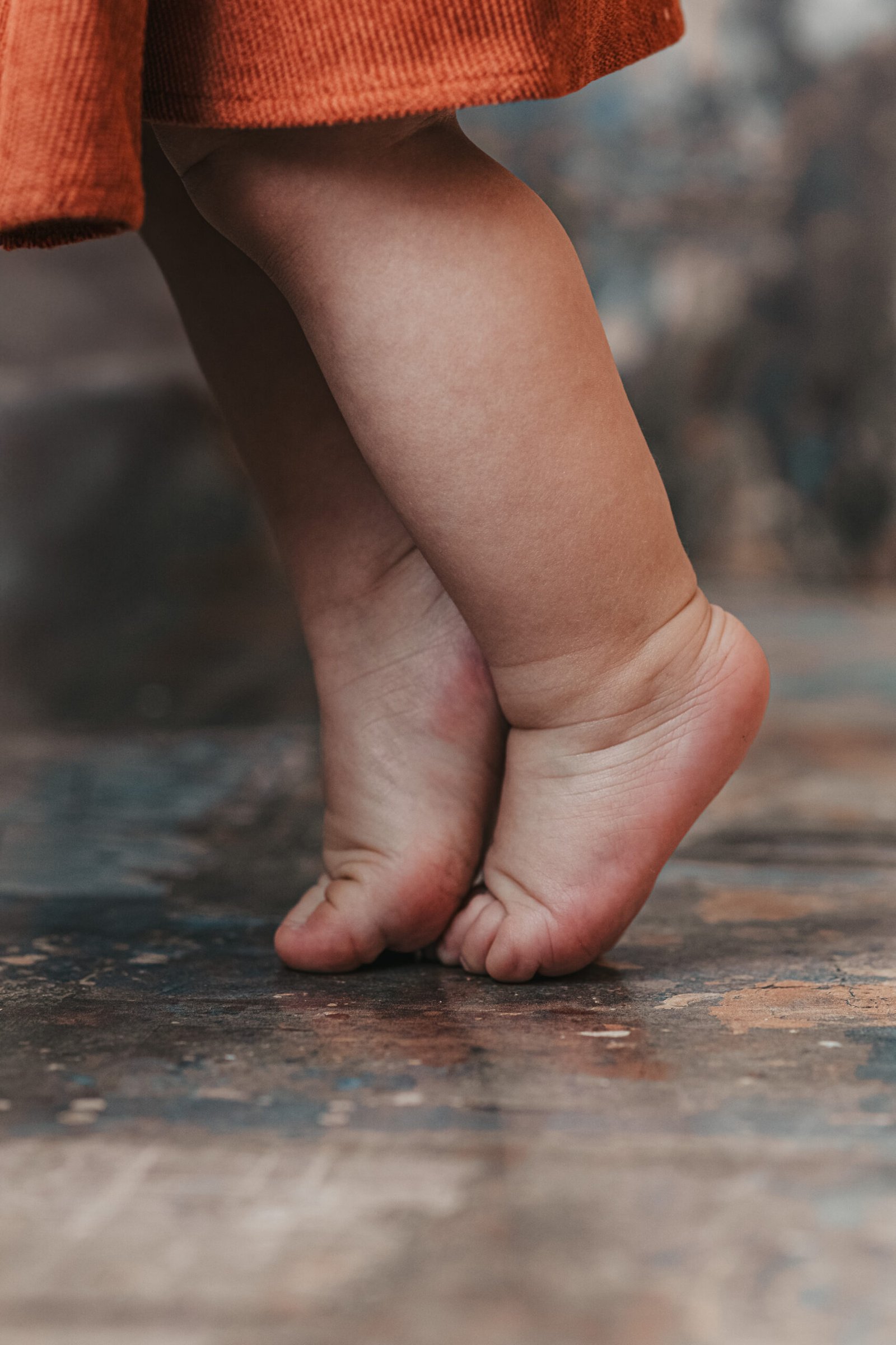 Detalhe dos pés de um bebê em pé