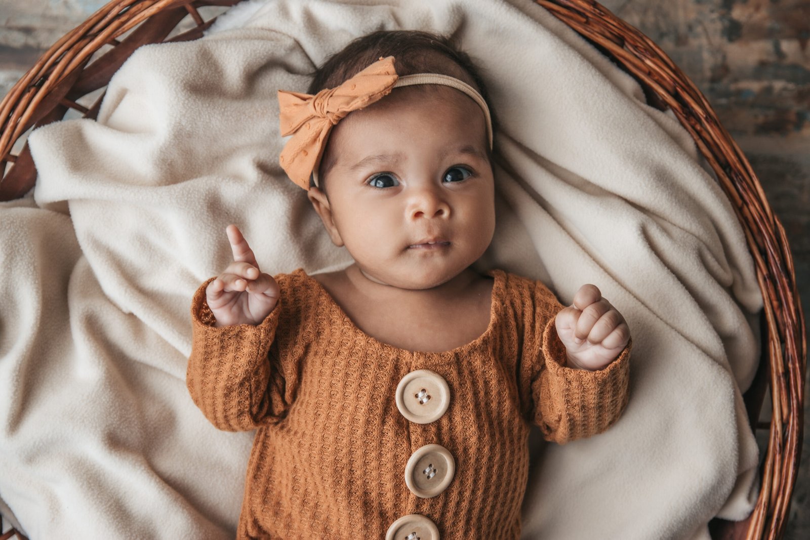 Bebê fotografado em cenário acolhedor