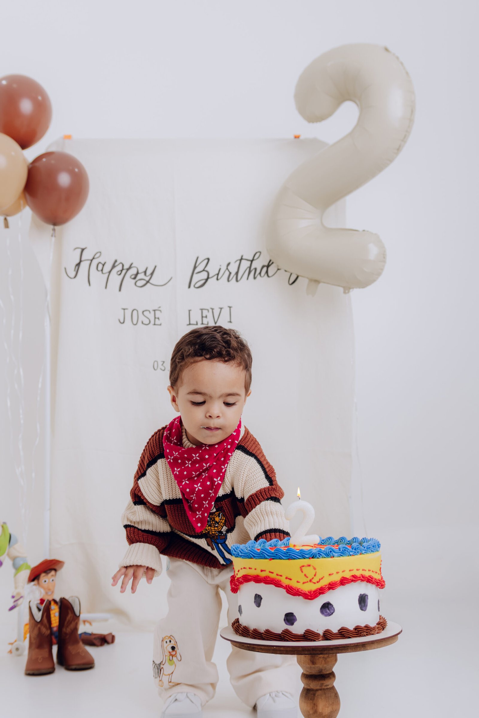 Ensaio Smash The Cake com cenário decorado