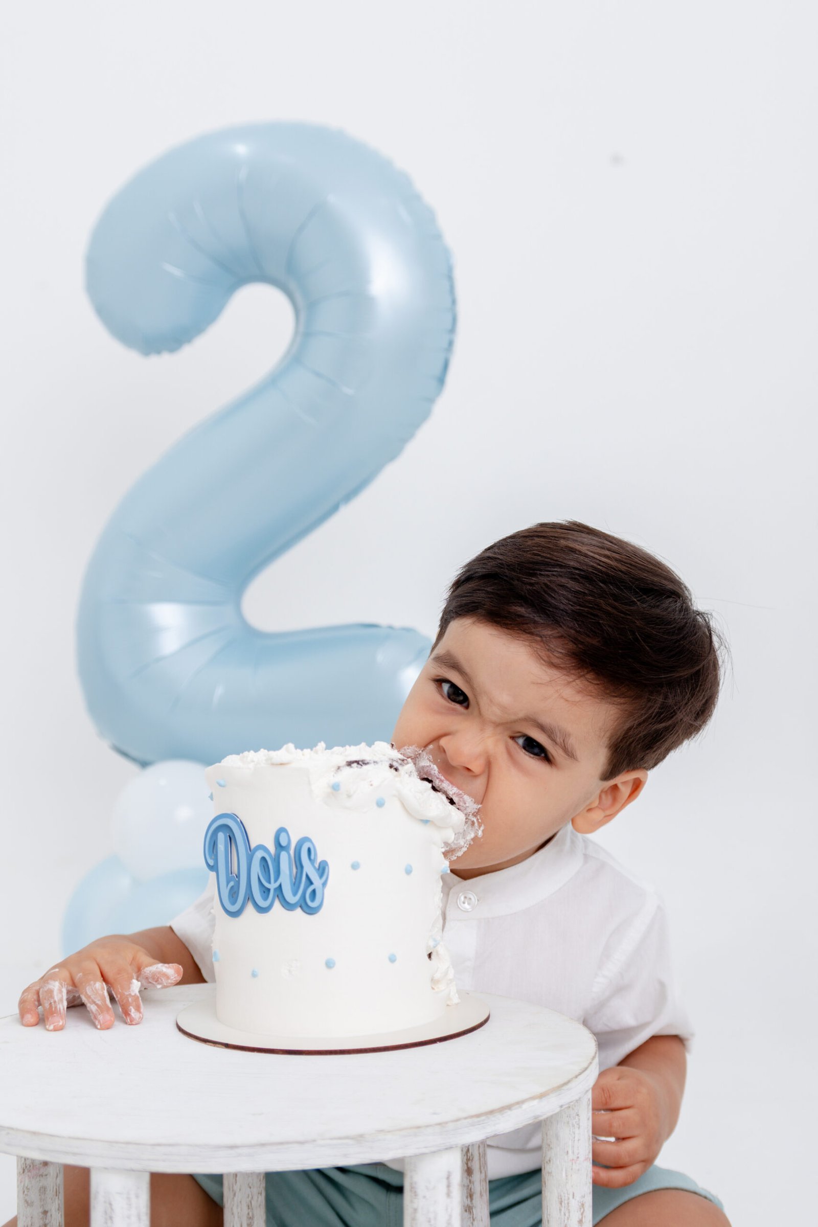 Bebê sorrindo durante o Smash The Cake